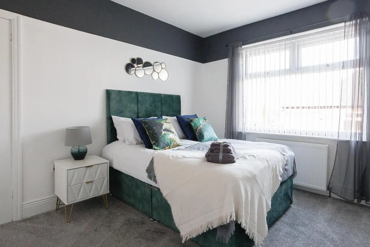 Nyaraló Sleek 4 Bed In Newcastle- Sleeps 9 - Parking Villa Egyesült Királyság