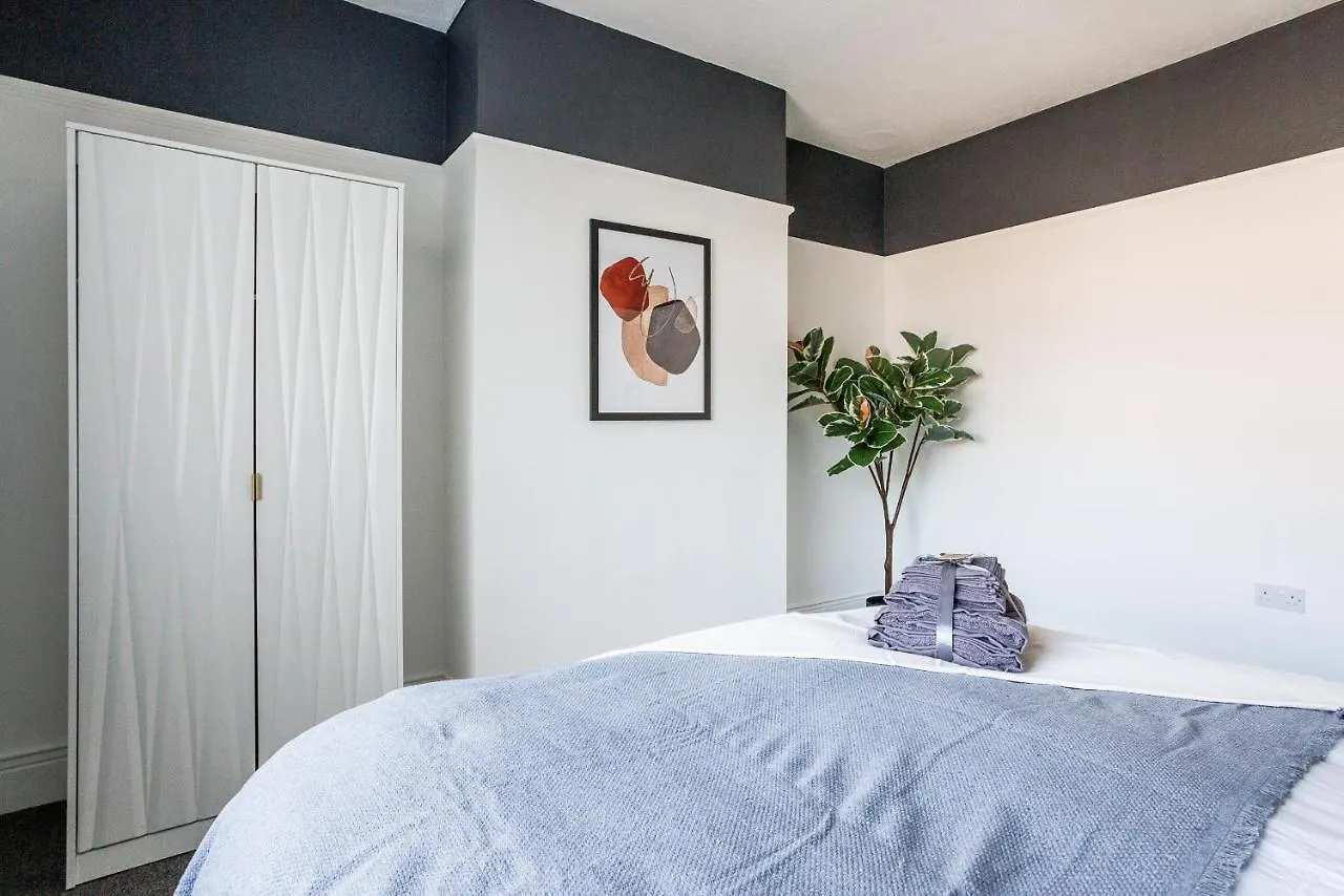 Nyaraló Sleek 4 Bed In Newcastle- Sleeps 9 - Parking Villa