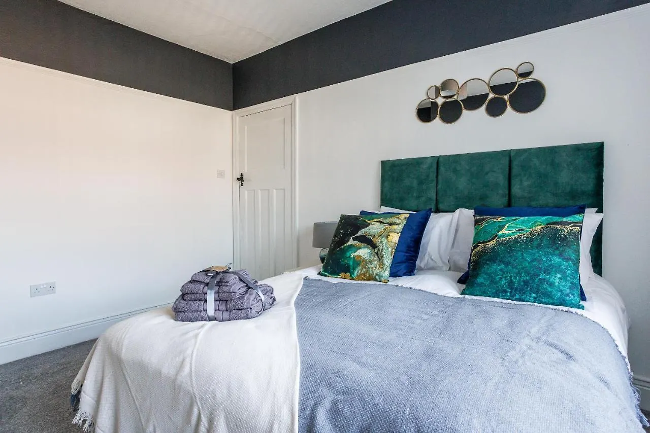 Sleek 4 Bed In Newcastle- Sleeps 9 - Parking Villa 0*, Newcastle Upon Tyne