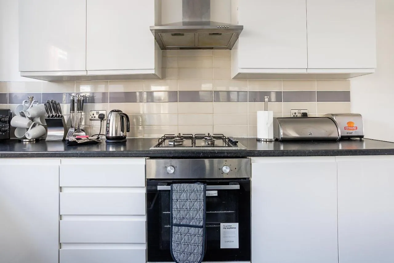 Nyaraló Sleek 4 Bed In Newcastle- Sleeps 9 - Parking Villa