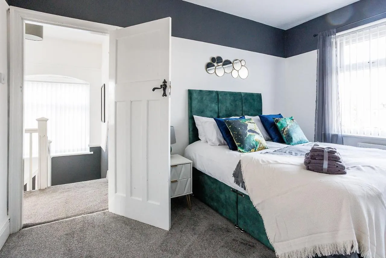 Nyaraló Sleek 4 Bed In Newcastle- Sleeps 9 - Parking Villa