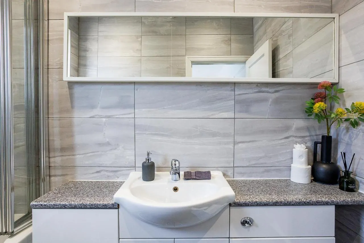 Nyaraló Sleek 4 Bed In Newcastle- Sleeps 9 - Parking Villa Egyesült Királyság