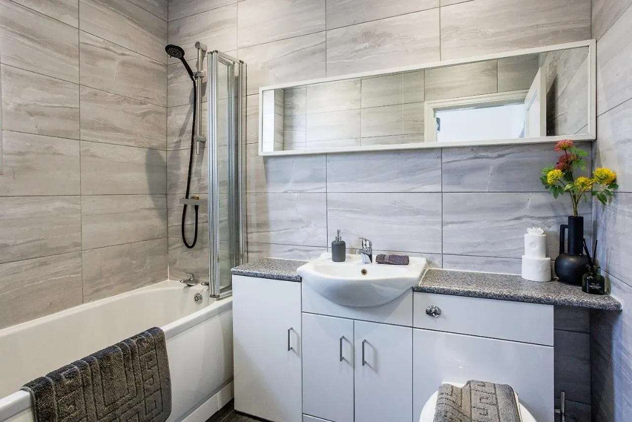 Nyaraló Sleek 4 Bed In Newcastle- Sleeps 9 - Parking Villa