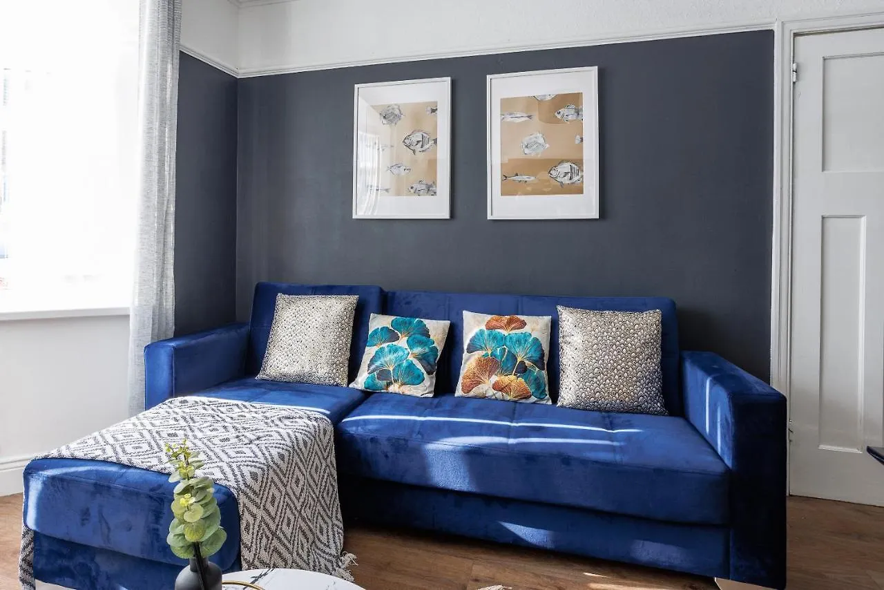 Vila Sleek 4 Bed In Newcastle- Sleeps 9 - Parking 0*, Newcastle upon Tyne