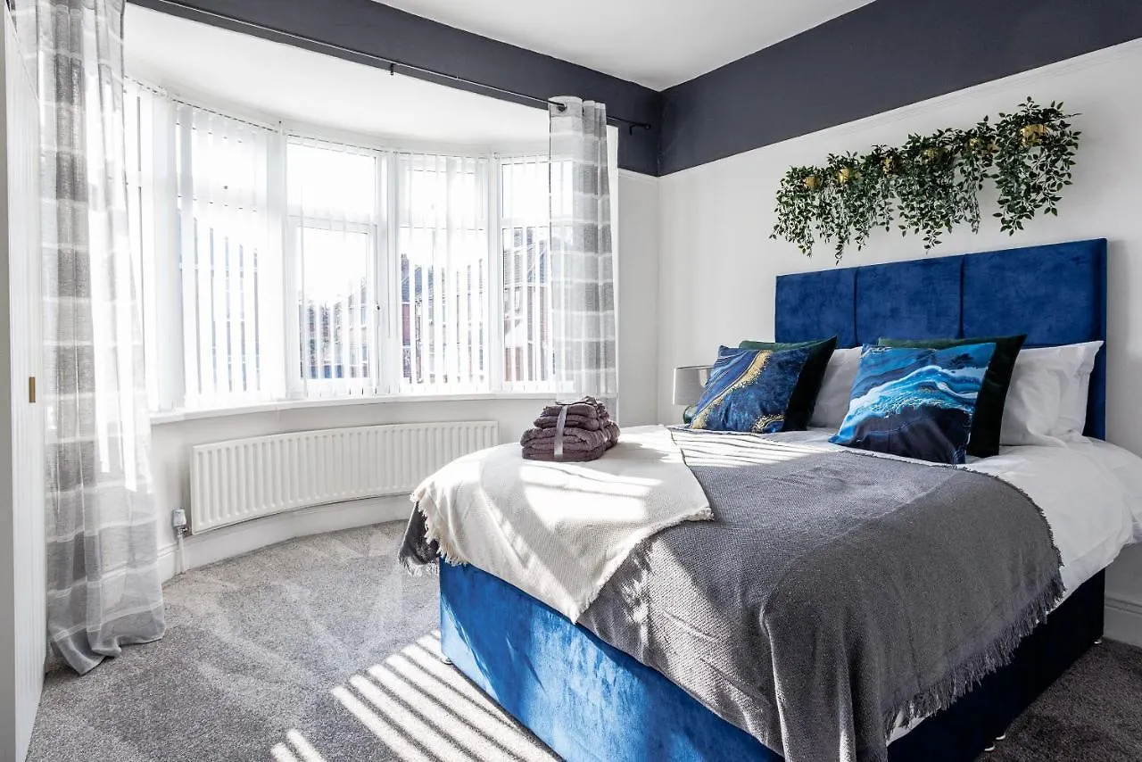 Vila Sleek 4 Bed In Newcastle- Sleeps 9 - Parking