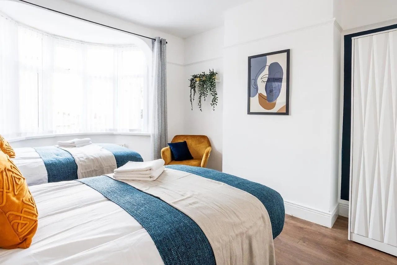 Vila Sleek 4 Bed In Newcastle- Sleeps 9 - Parking 0*, Newcastle upon Tyne