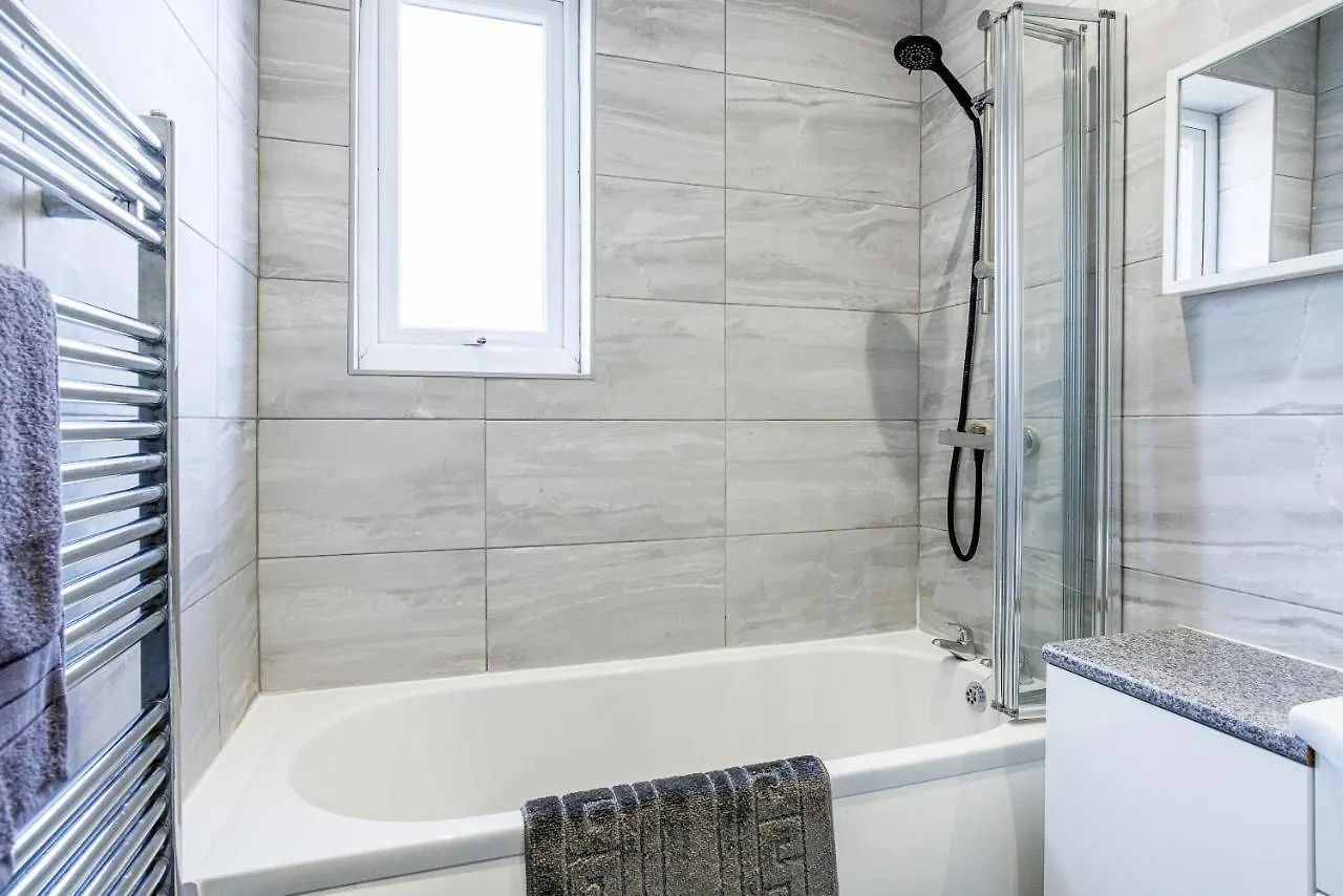 Vila Sleek 4 Bed In Newcastle- Sleeps 9 - Parking 0*, Newcastle upon Tyne