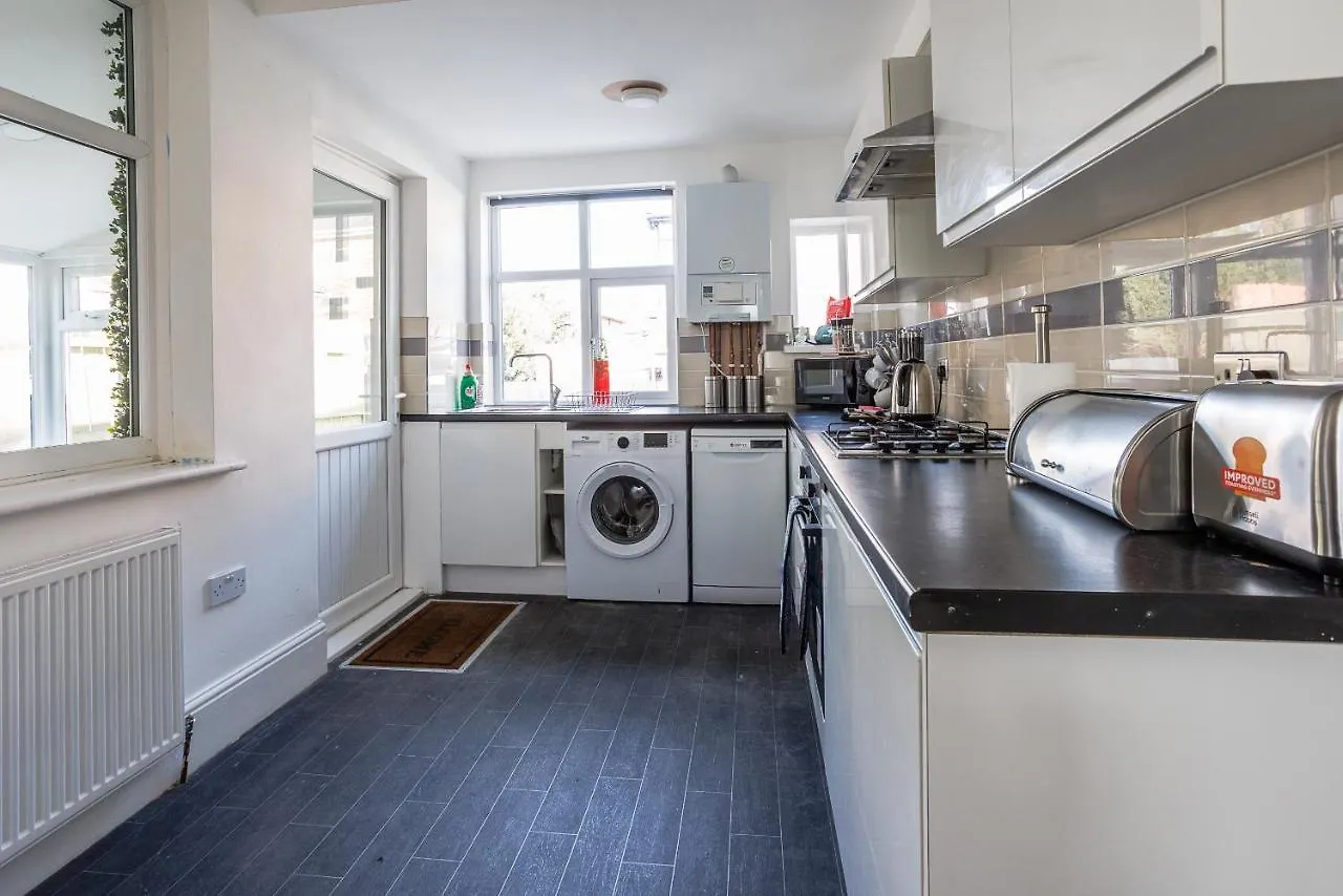Vila Sleek 4 Bed In Newcastle- Sleeps 9 - Parking